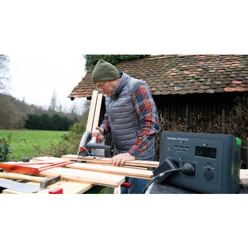 Przenośna elektrownia APC OffGrid 730, 738 Wh litowo-jonowa, LCD, 2 gniazda CEE 7/3 Schuko, Sinewave, 3 USB-A, 2 USB-C,